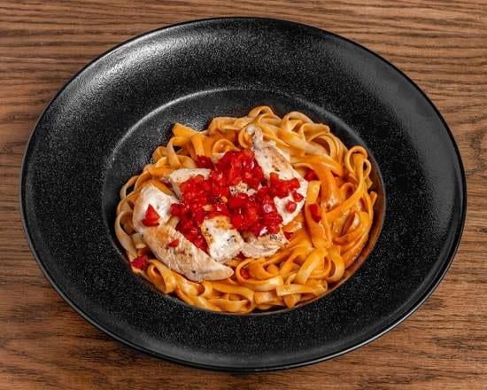 Grilled Chicken Alfredo/ Pasta Alfredo con Pollo a la parrilla.